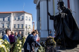 składanie kwiatów pod pomnikiem Jana pawła drugiego